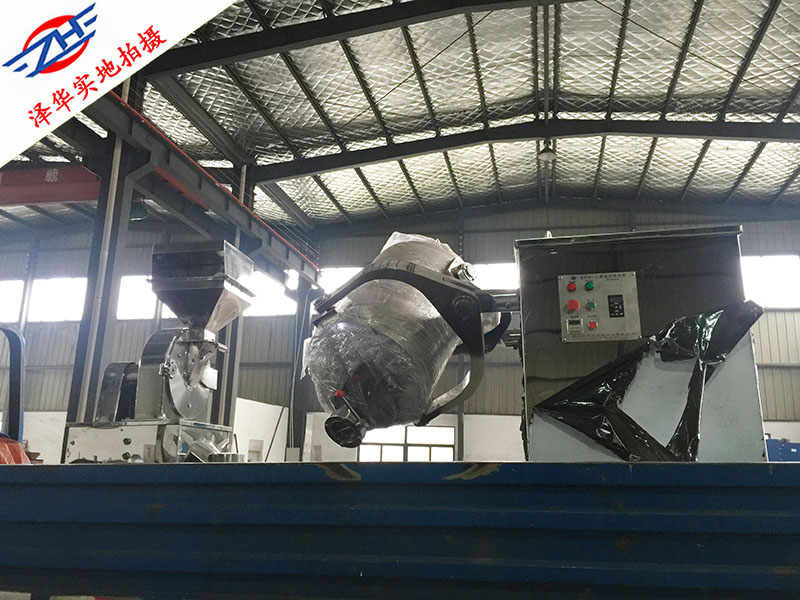 澤華與客戶訂購(gòu)了一臺(tái)30B粉碎機(jī)和一臺(tái)SYH-200三維運(yùn)動(dòng)混合機(jī)